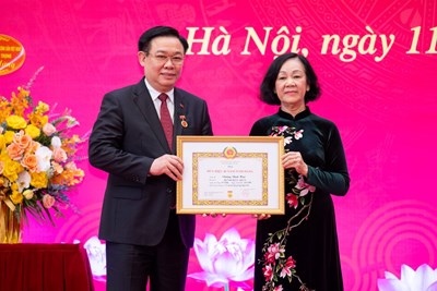 View - 	Trao Huy hiệu 40 năm tuổi Đảng tặng Chủ tịch Quốc hội Vương Đình Huệ